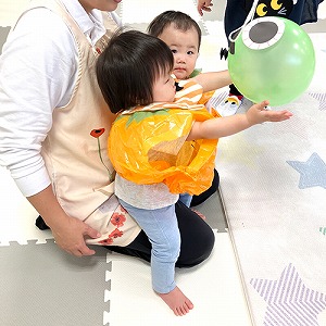 ピンに向けてボールを投げる子ども