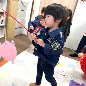 釣り竿でおばけを釣る子ども