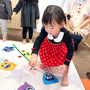 おばけ釣りを楽しむ子ども