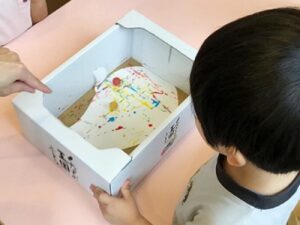絵の具のついたビー玉を転がして模様をつけたおばけ