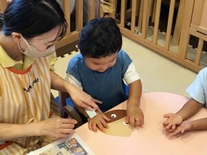 シールを貼って栗のお顔を作ります